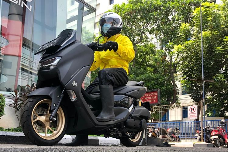 Tips naik motor di musim hujan