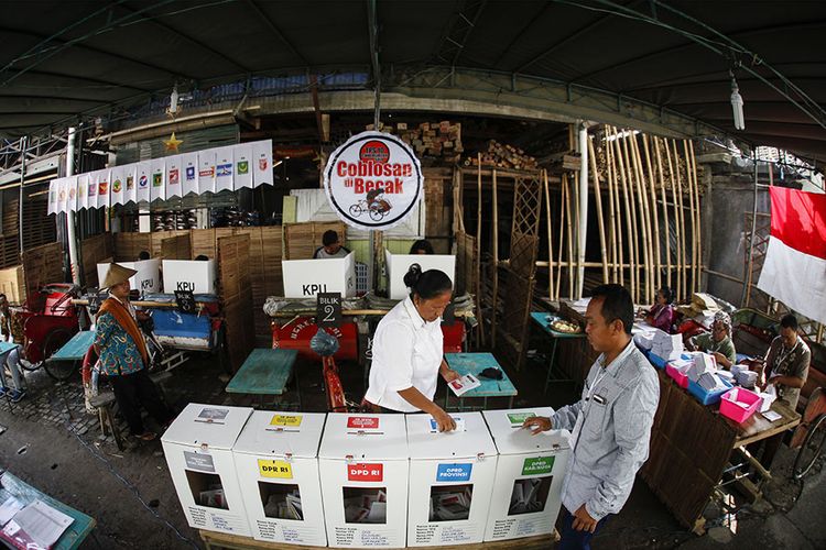 Warga menggunakan hak pilih di Tempat Pemungutan Suara (TPS) 10 Kampung Cinderejo, Solo, Jawa Tengah, Rabu (17/4/2019). TPS unik bertema Nyoblos di Becak tersebut untuk meningkatkan partisipasi pemilih pada Pemilu 2019.