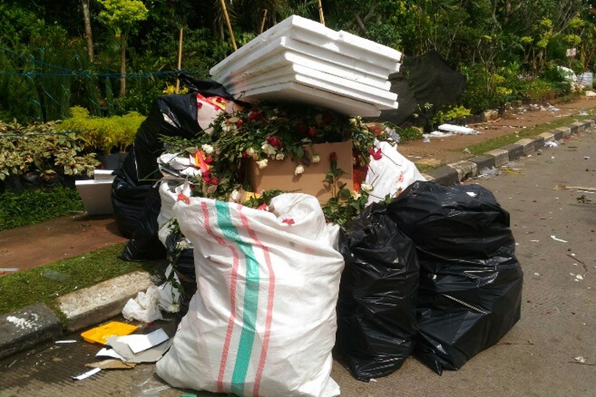Sampah yang ditinggalkan massa pro Ahok selepas aksi simpatik di Jalan RM Harsono, Selasa (9/5/2017) siang.