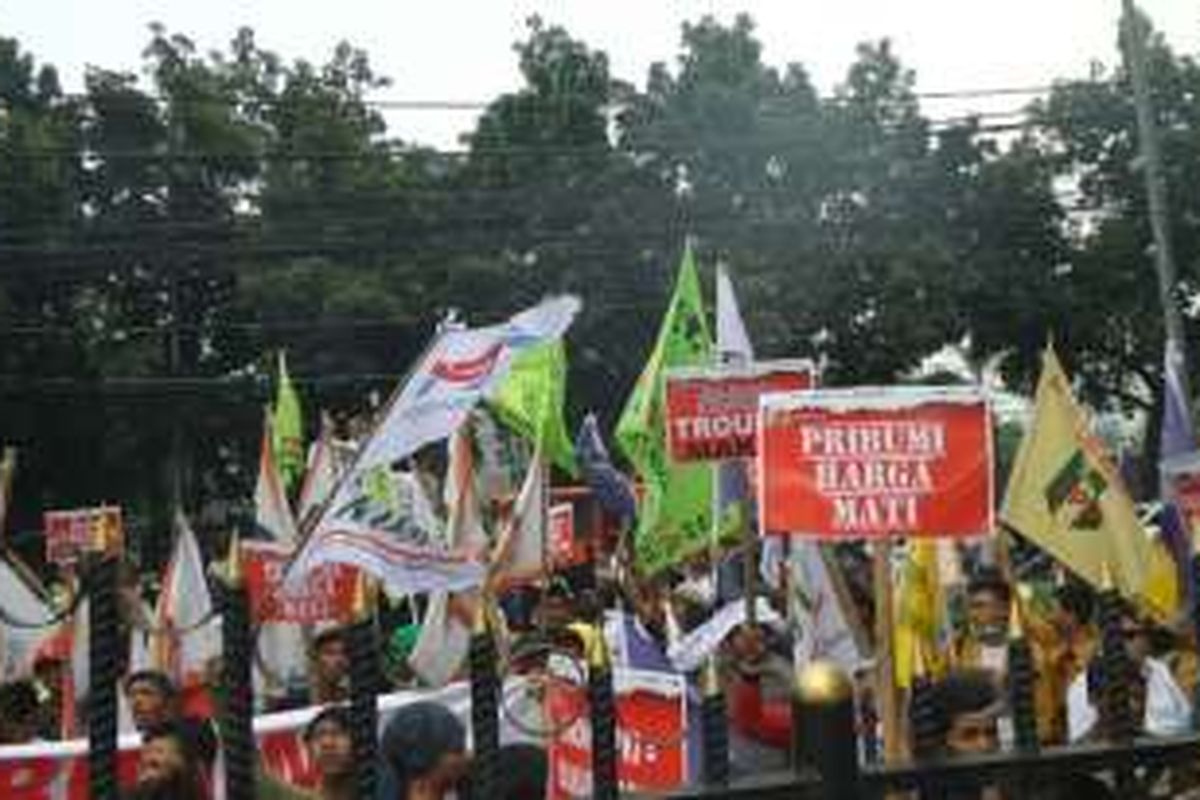 Aliansi Masyarakat Jakarta Utara kembali melakukan demo di depan Gedung DPRD DKI, Jalan Kebon Sirih, Jumat (20/5/2016). 