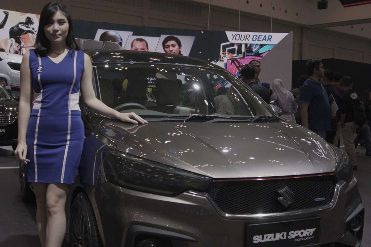 Sales Promotion Girl berpose di samping mobil yang dipamerkan saat acara Gaikindo Indonesia Internasional Auto Show (GIIAS) 2018 di ICE BSD, Tangerang, Banten, Minggu (05/08/2018). Pada pameran otomotif GIIAS kali ini mengusung tema Beyond Mobility yaitu mobil-mobil teknologi masa depan yang diklaim ramah lingkungan, Acara ini akan berlangsung hingga 12 Agustus 2018.