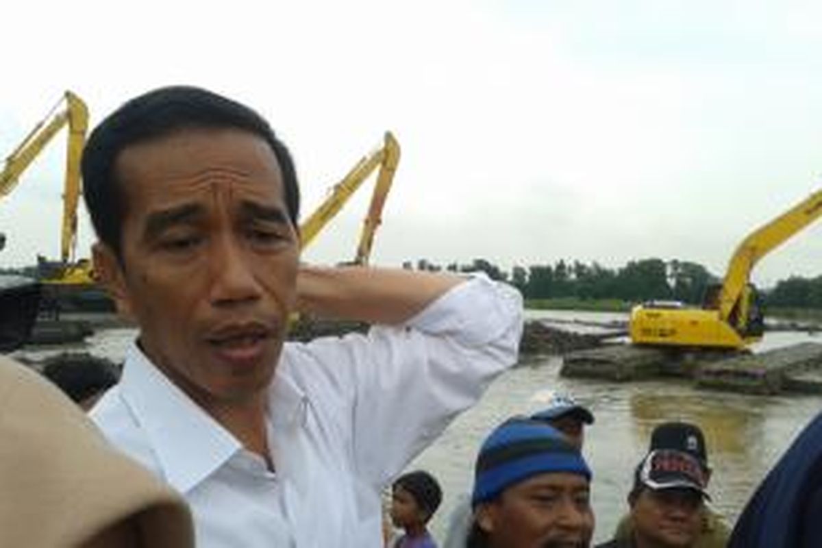 Gubernur DKI Jakarta Joko Widodo saat meninjau proyek pembangunan Waduk Marunda, Cilincing, Jakarta Utara, Selasa (18/2/2014)