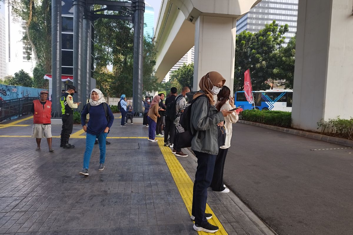 Sejumlah penumpang LRT menunggu ojek online (ojol) di bawah Stasiun Dukuh Atas, Jakarta Selatan, Selasa (29/8/2023).