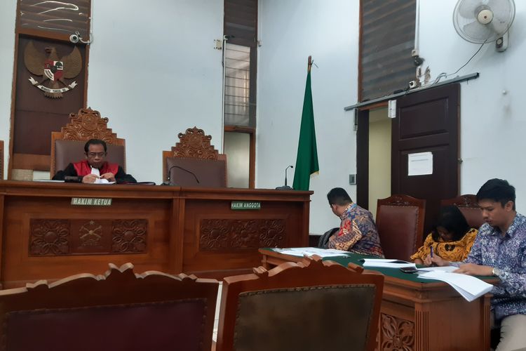Tim biro hukum KPK tengah membacakan eksepsi atas gugatan praperadilan di Pengadilan Negeri Jakarta Selatan, Selasa (14/1/2020).