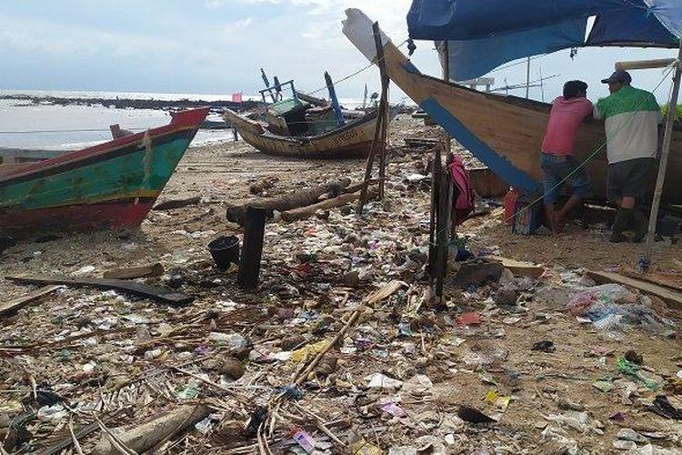 Sampah memenuhi pesisir Pantai Teluk Labuan Pandeglang, Selasa (19/1/2021). 
