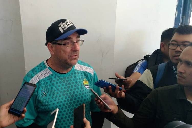 Pelatih Persib Bandung, Robert Alberts, saat diwawancarai wartawan di Stadion Gelora Bandung Lautan Api (GBLA), Kota Bandung, Kamis (1/8/2019). 