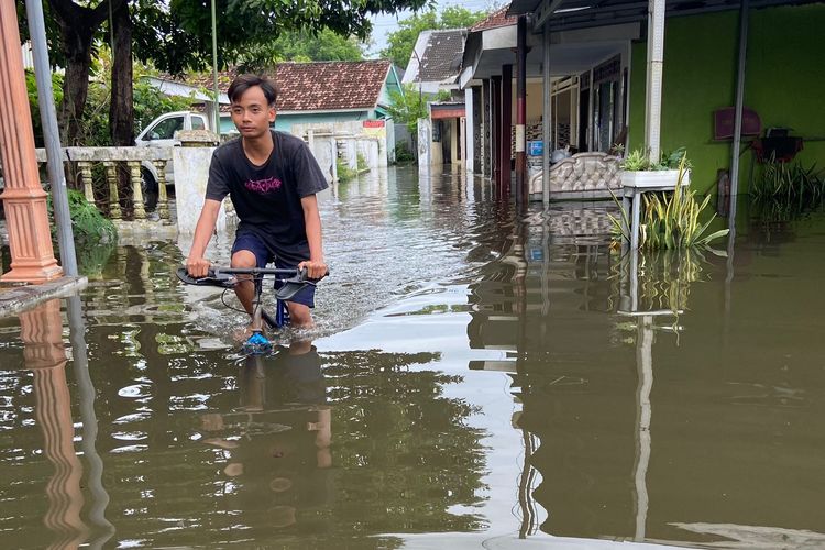 Kondisi rumah di Desa Boro, Sidoarjo terendam banjir setinggi 50 sentimeter