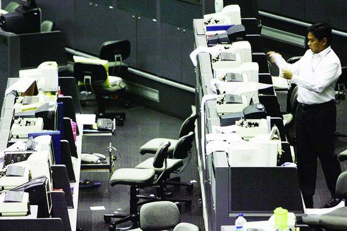 Pialang saham di Bursa Efek Indonesia.