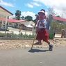 Kisah Bocah SD dengan Satu Kaki, Berjalan dengan Tongkat Sejauh Satu Kilometer untuk Bersekolah