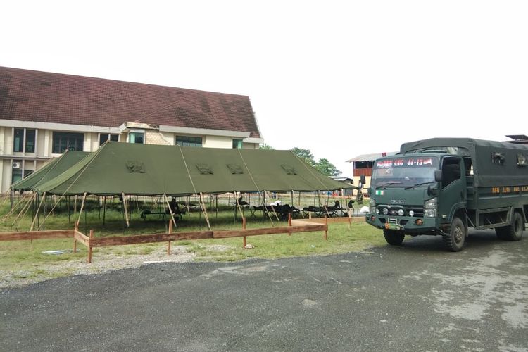 Salah satu posko pengungsian yang didirikan Kodam XVII Cenderawasih untuk membantu korban dari bencana banjir bandang yang menerjang Sentani, Kabupaten Jayapura, Papua, Sabtu (16/3/2019).