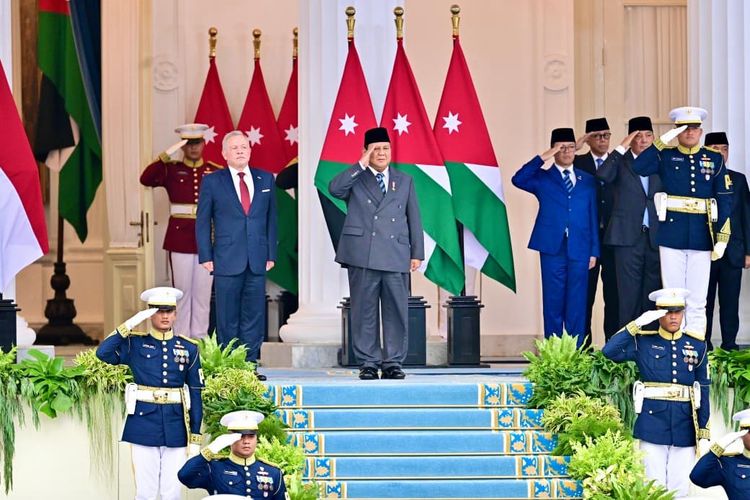 Presiden Prabowo Subianto menerima kunjungan kenegaraan Raja Kerajaan Yordania Hasyimiyah, Abdullah II ibn Al Hussein ke Indonesia dalam upacara penyambutan di depan Istana Merdeka, Jakarta Pusat, Jumat (14/11/2025).