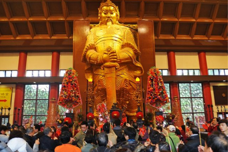 Che Kung Temple yang kabarnya dahulu didatangi oleh Jenderal Che Kung yang diundang oleh para penduduk desa untuk mengusir wabah dan penyakit menular lainnya (dok. Hong Kong Tourism Board).