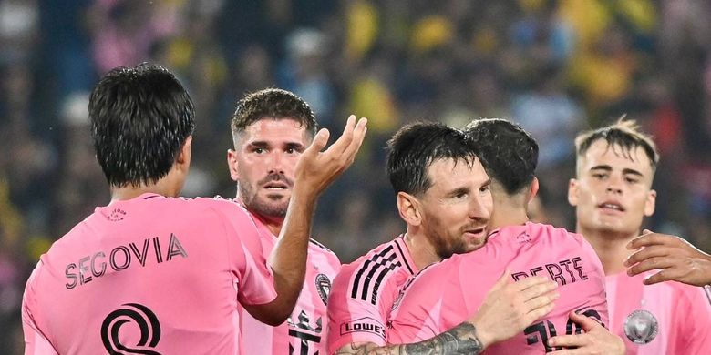 Lionel Messi merayakan gol pertama timnya dalam pertandingan persahabatan antara Barcelona SC vs Inter Miami di Stadion Banco Pichincha di Guayaquil, Ekuador, pada 7 Februari 2026. (Foto oleh Marcos PIN / AFP)