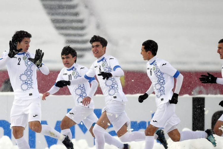 Selebrasi para pemain timnas U-23 Uzbekistan seusai mencetak gol pertama mereka ke gawang timnas U-23 Vietnam pada final Piala Asia U-23 2018 di Changzhou Olympic Sports Centre, Changzhou, China, Sabtu (27/1/2018).