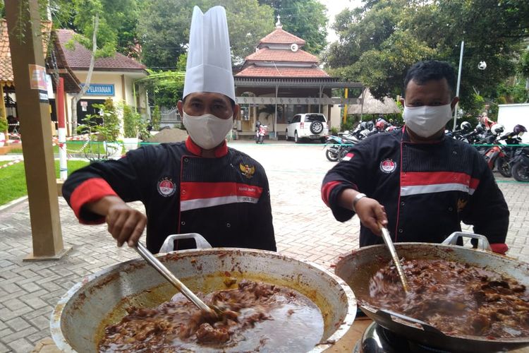 Sejumlah chef atau koki yang tergabung di Asosiasi Chef Indonesia memasak nasi bungkus untuk masyarakat terdampak Covid-19 di Kota Banyuwangi.