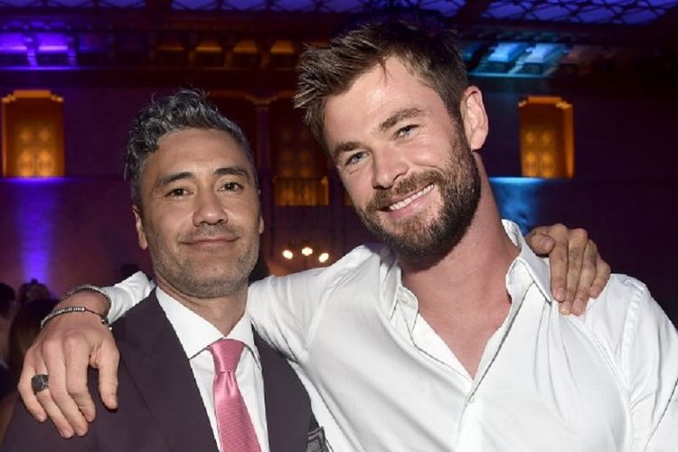 Sutradara Taika Waititi (kiri) dan aktor Chris Hemsworth menghadiri pemutaran perdana film produksi Marvel Studios, Thor: Ragnarok, di El Capitan Theatre, Hollywood, California, pada 10 Oktober 2017.