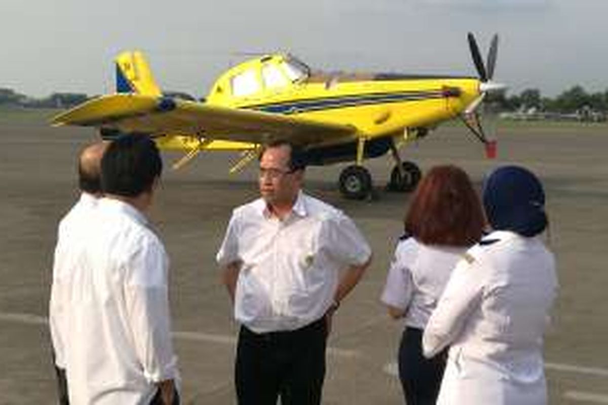 Menteri Perhubungan Budi Karya Sumadi memberikan arahan kepada sejumlah pejabat Kemenhub dan AP II di Apron Bandara Halim PerdanaKusuma, Jakarta, Minggu (31/7/2016)