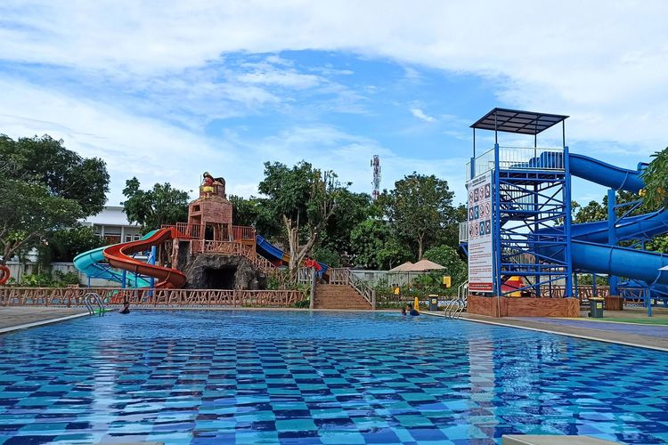 Kolam renang di Klub Keluarga Graha Raya atau dikenal juga sebagai Splash Waterpark Graha Raya, salah satu kolam renang di Tangerang yang dekat Halte Transjakarta Puri Beta.