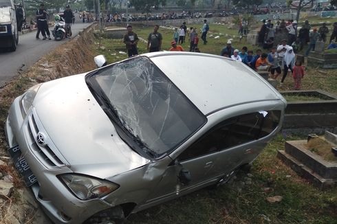 Hindari Kendaraan Lain, Sebuah Mobil Terperosok ke Area Makam