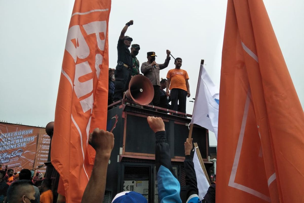 Kapolda Metro Jaya, Irjen Pol Fadil Imran menyampaikan apresiasi di atas mobil komando pada saat pelaksanaan may day fiesta di depan Gedung DPR/MPR RI, Sabtu (14/5/2022).