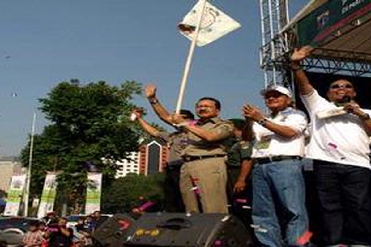 Gubernur DKI Fauzi Bowo secara simbolis melepas 200 buah bis yang mengangkut oemudik pulang ke kampung halamannya melalui program Giant Pulang Kampung di pelataran parkir Plasa Selatan Senayan, Sabtu (27/8/2011).