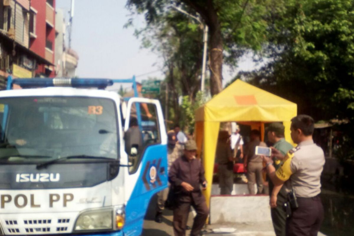 Tenda-tenda PKL berlogo Pemprov DKI yang ditertibkan di jalan Krendang Utara, Tambora, Jakarta Barat berlogo Pemerintah Provinsi (Pemprov) DKI Jakarta ditertibkan petugas gabungan, Rabu (19/7/2017).