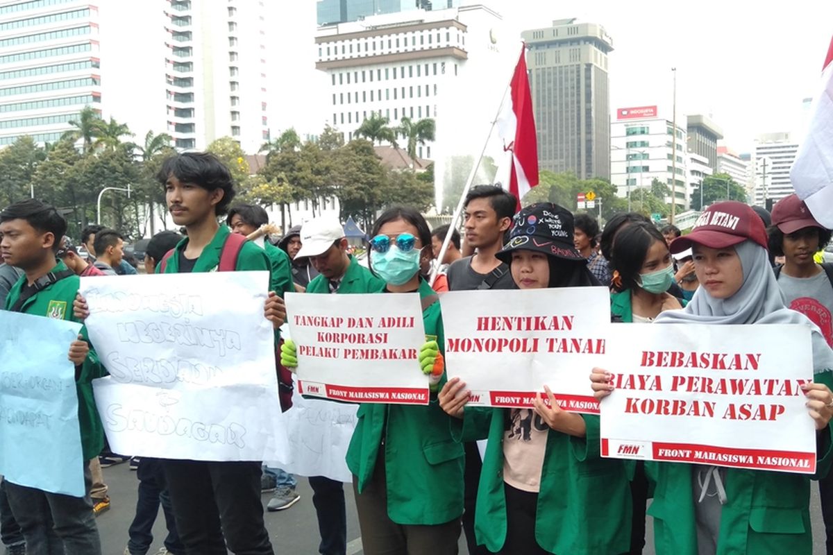 Mahasiswa mulai berdatangan ke Patung Kuda Arjuna Wiwaha untuk berdemo, Senin (28/10/2019).