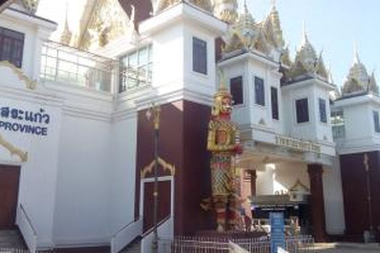 Pintu perbatasan Aranyaprathet Thailand)-Poipet (Kamboja). Gambar diambil dari Aranyaprathet, kota wisata di Thailand, Minggu (20/9/2015).
