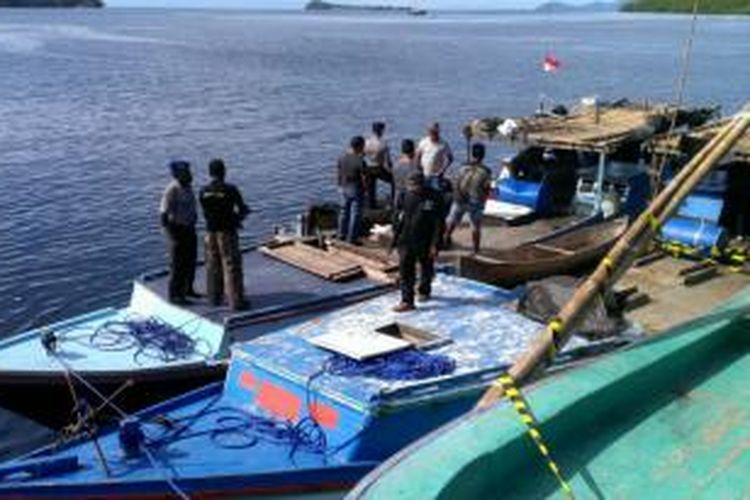 KM Jabal Nur dan KM Dua Putera, dua kapal nelayan asal Kabupaten Sinjai diamankan di Pelabuhan Waisai Raja Ampat,Papua Barat setelah tertangkap Patroli Satpolair sedang menangkap ikan dengan bahan peledak di wilayah cagar alam Pulau Wayag, Raja Ampat. 