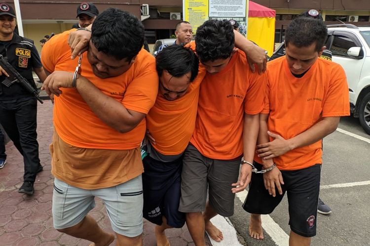 Empat dari enam orang pelaku pencurian di parkiran kantor Gubsu pada Senin (9/9/2019) berhasil ditangkap Polrestabes Medan. Dua orang pelaku masih buronan.