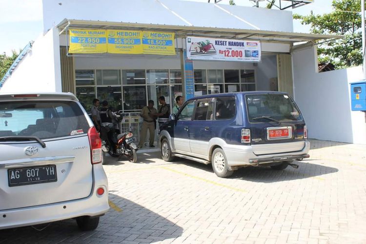 Mobil plat merah milik Dinas Penanaman Modal dan Pelayanan Terpadu Satu Pintu Kabupaten Trenggalek mendatangi langsung lokasi usaha milik warga untuk mempercepat proses ijin usaha.
