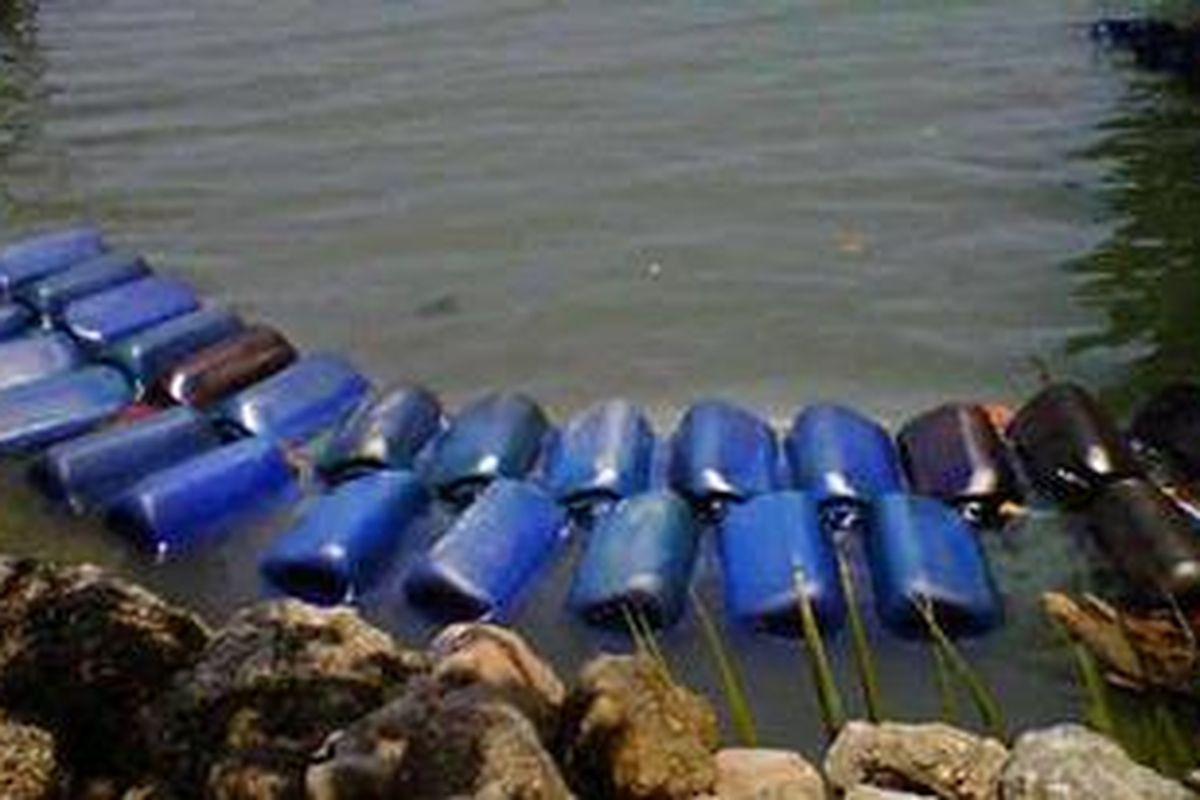 Solar ilegal yang dibiarkan mengambang di laut oleh pemiliknya setelah berhasil ditarik dengan perahu dari tengah laut. 