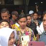 Makan di Warung Ibu Imas, Gibran Disambut Histeris Pelajar