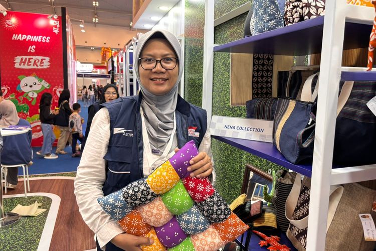 Erna Zurnimawati (51), founder Nena Collection bercerita perjalanannya berbisnis kerajinan kain jahit sejak tahun 2000, mulai dari baju, home decor, kerajinan tas.