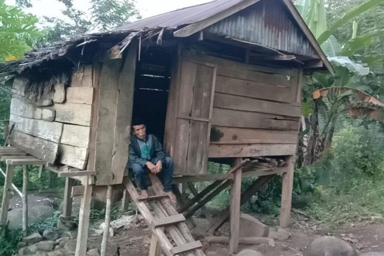 Rumah berukuran 4 x 4 meter di Desa Bana, Kecamatan Bontocani, Kabupaten Bone, Sulawesi Selatan milik pasangan Bora (58) dan Ira (19), pasutri yang viral usai melangsungkan pernikahan lantaran terpaut usia. 