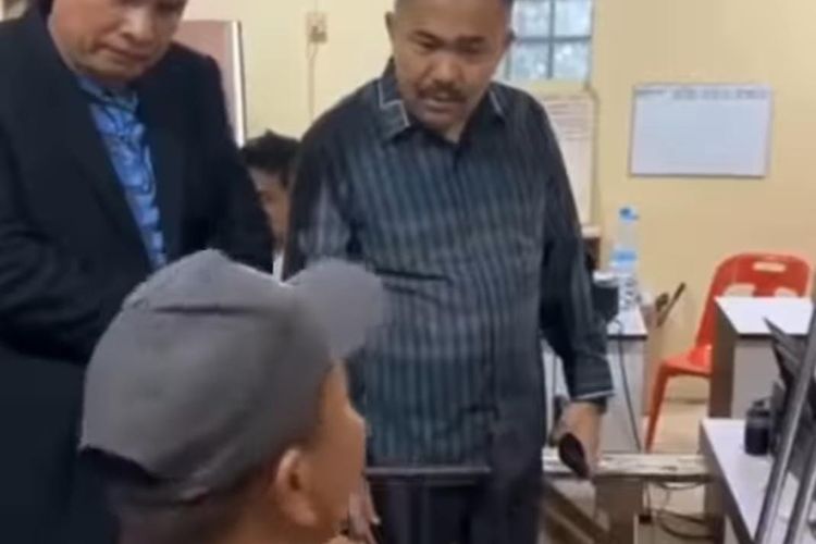Potongan video pengacara Kamarudin cekcok dengan preman bernama Kamiso di Polsek Percut Sei Tuan, Polrestabes Medan, (5/5/2024)