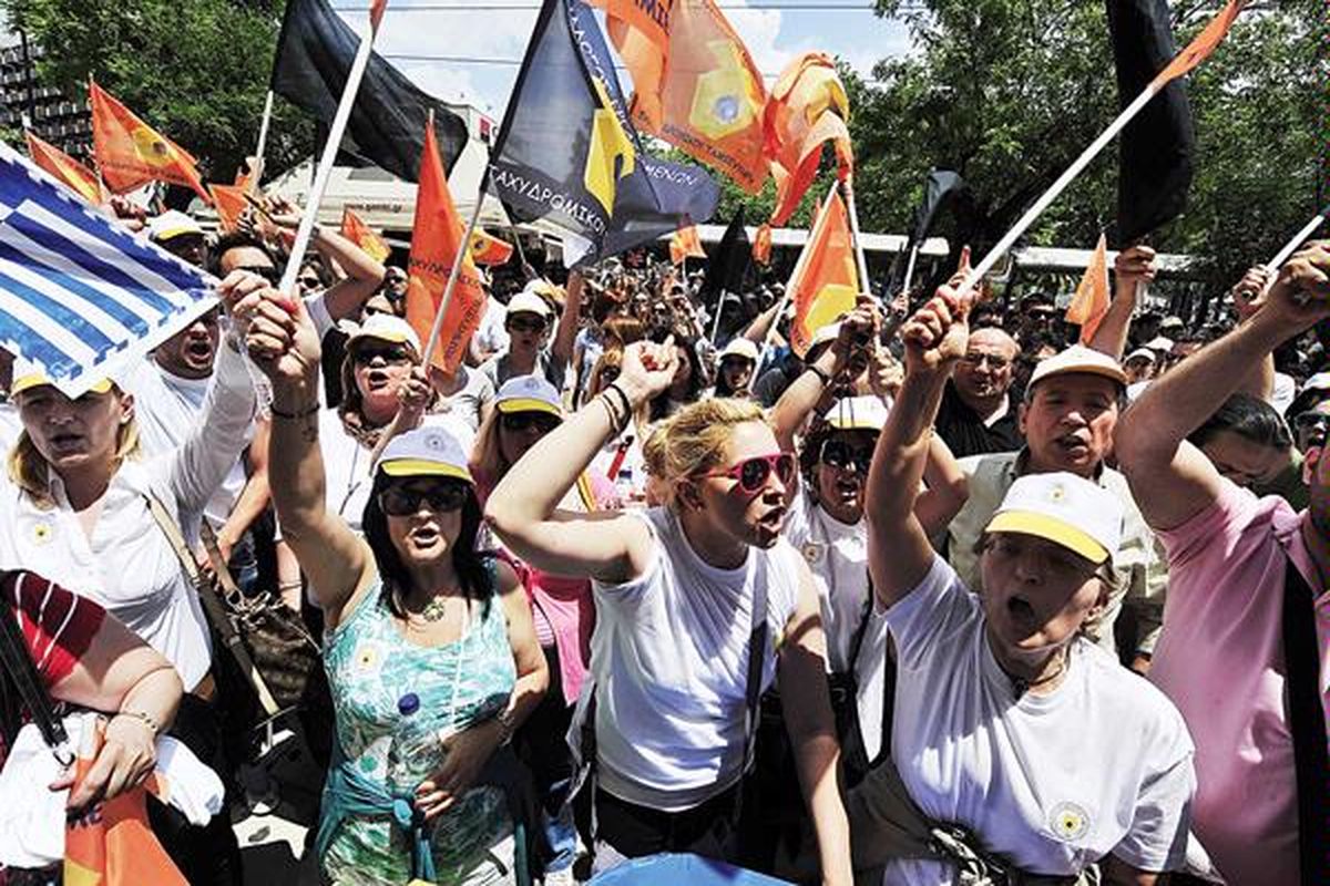 Karyawan Hellenic Postbank berunjuk rasa di luar gedung Kementerian Keuangan di Athena, menentang privatisasi perusahaan itu, saat  mogok kerja selama 24 jam, Senin (30/5). Uni Eropa, IMF, dan Bank Sentral Eropa  akan memutuskan  perekonomian Yunani akhir pekan ini.