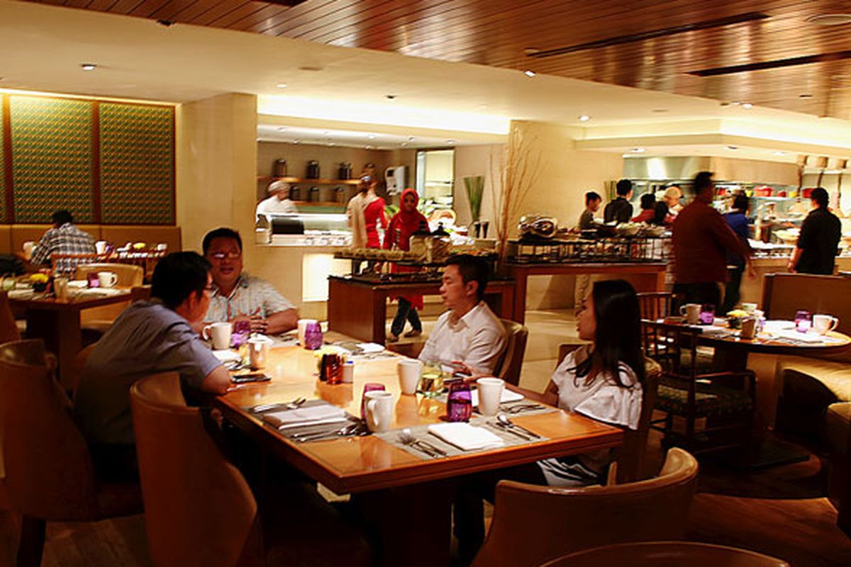 Suasana menjelang waktu berbuka puasa di Restoran Cinnamon Hotel Mandarin Oriental Jakarta.