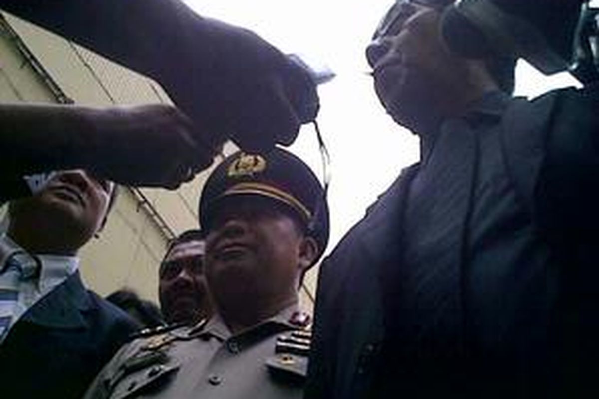 Komjen Susno Duadji didampingi Henri Yosodiningrat, kuasa hukumnya, sebelum menjalani pemeriksaan oleh tim dari Divisi Propam di Gedung TNCC Mabes Polri, Jumat (26/3/2010)