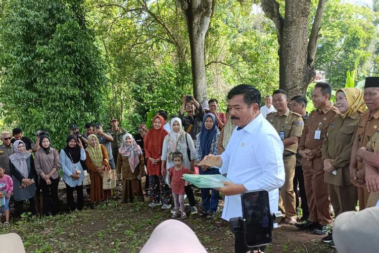 Menteri Agraria dan Tata Ruang/Badan Pertanahan Nasional Hadi Tjahjanto saat menyerahkan sertifikat tanah di Anyer, Kabupaten Serang, Banten. Selasa (13/2/2024).