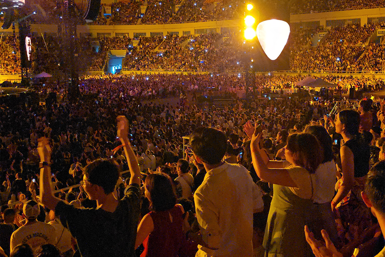 Suasana penonton di konser Ed Sheeran Jakarta 