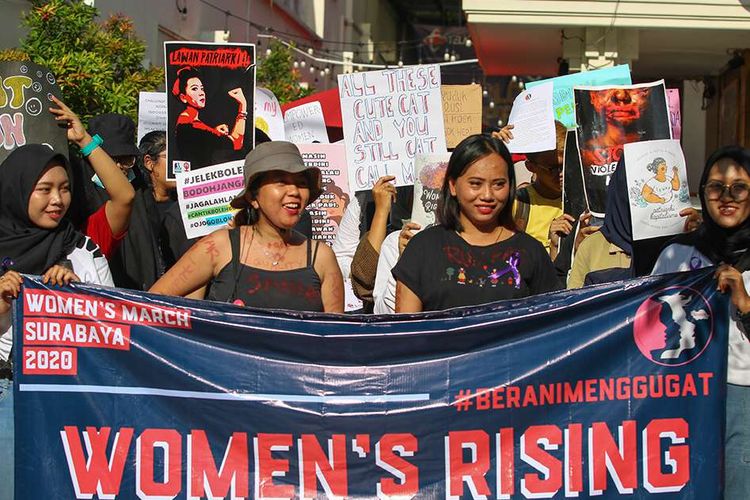 Sejumlah perempuan melakukan aksi Women's March Surabaya di Surabaya, Jawa Timur, Minggu (8/3/2020). Aksi itu menyerukan sejumlah aspirasi salah satu diantaranya 'Hentikan Kekerasan Terhadap Perempuan'.