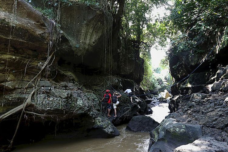 Bagian terdalam dari sungai di Hidden Canyon Beji Guwang, Gianyar, Bali, dilewati dengan berpegangan tali. 