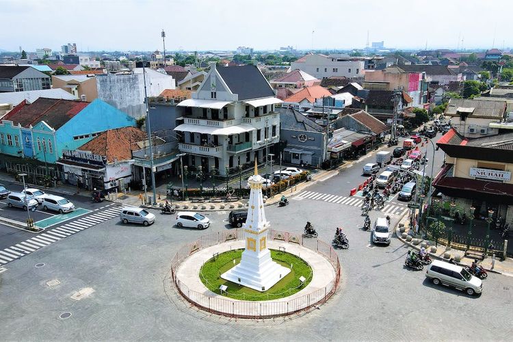 Suasana di simpang empat Tugu Pal Putih, Kota Yogyakarta. 
