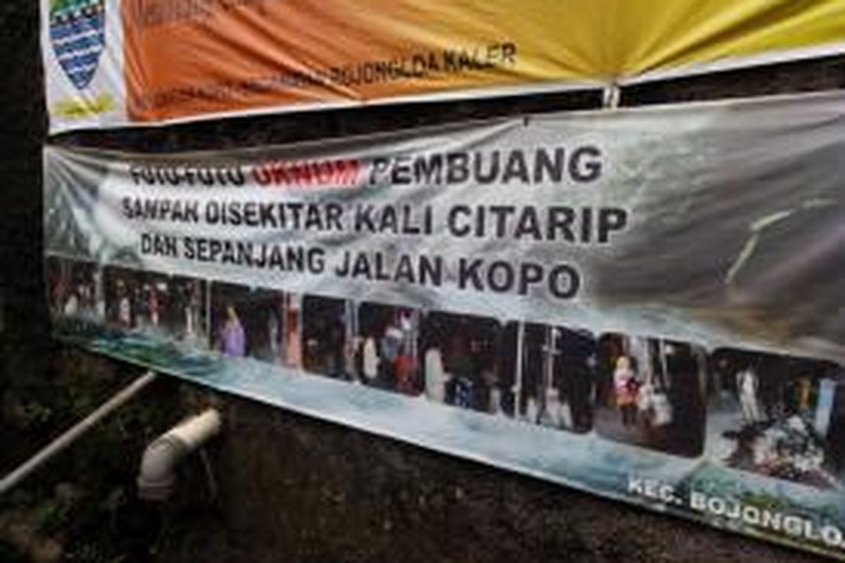 Baligo yang memuat foto para penyampah dipajang di kawasan Kopo, Kecamatan Bojongloa Kaler, Kota Bandung, Selasa (29/12/2015). Sanksi sosial diharapkan bisa memberikan efek jera bagi para penyampah di Kota Bandung.