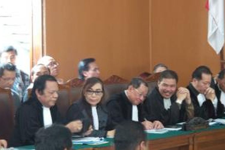 Para pengacara tersangka OC Kaligis ketika menghadiri sidang praperadilan di PN Jakarta Selatan