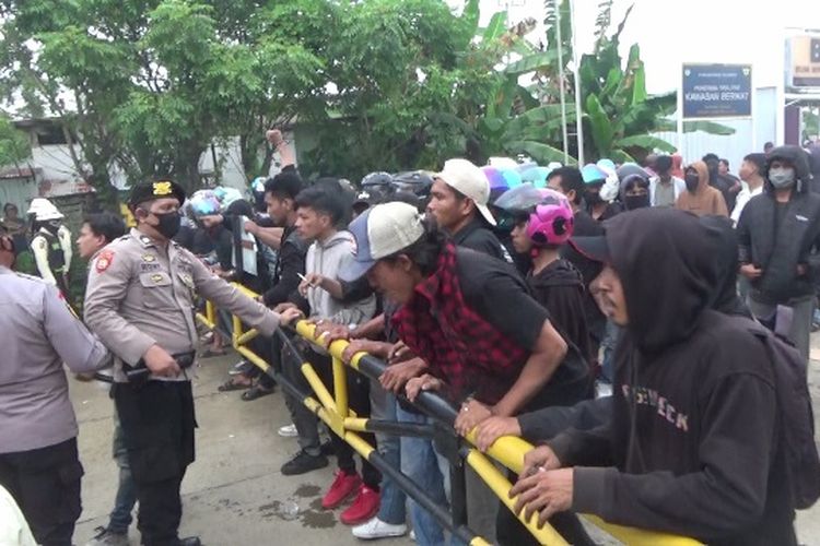 Ratusan warga dari sejumlah desa di Kecamatan Bua, Kabupaten Luwu, Sulawesi Selatan, Senin (27/10/2025) sore, mendatangi area pabrik smelter nikel milik PT Bumi Mineral Sulawesi (BMS). Mereka memprotes hasil rekrutmen tenaga kerja dan pemutusan hubungan kerja (PHK) yang dilakukan perusahaan yang beroperasi di kawasan industri Kecamatan Bua tersebut. Massa menilai proses penerimaan karyawan baru tidak transparan dan justru merugikan warga lokal.