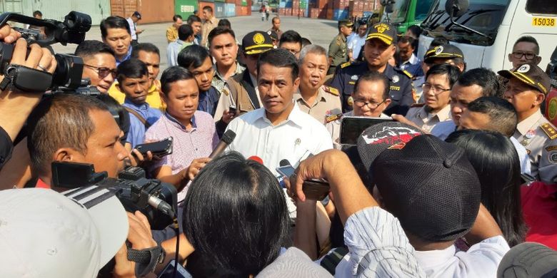 Menteri Pertanian (Mentan) Andi Amran saat mengunjungi tempat pemeriksaan fisik terpadu CDC Banda, Pelabuhan Tanjung Priok, Jakarta, Selasa (6/8/2019).