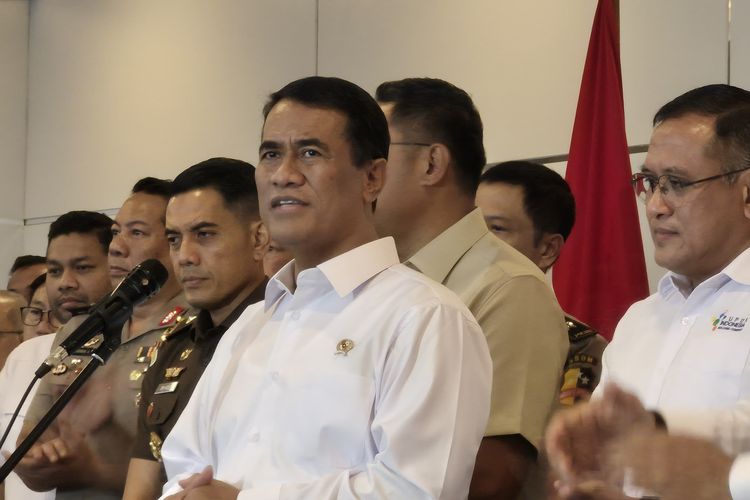 Menteri Pertanian (Mentan), Andi Amran Sulaiman, menyampaikan penurunan harga pupuk sebesar 20 persen di kantornya, Rabu (22/10/2025). 