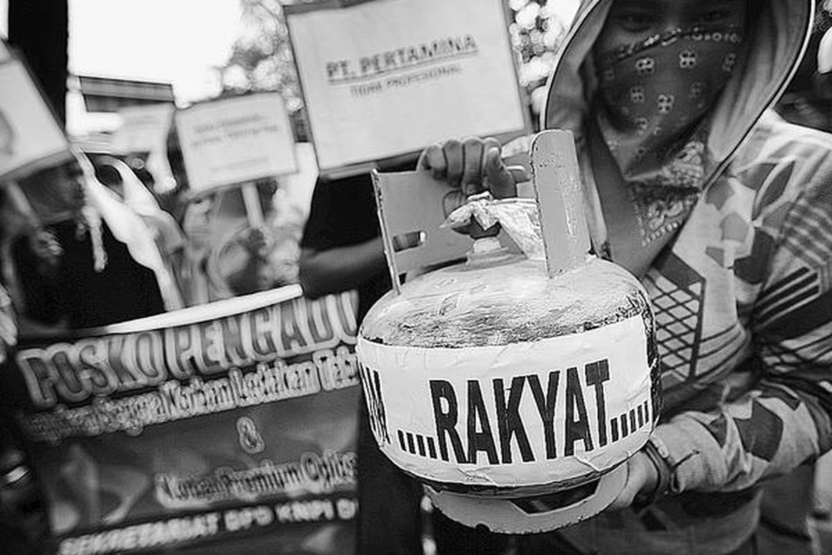 Pengunjuk rasa dari Komite Nasional Pemuda Indonesia DKI Jakarta membawa tabung gas isi 3 kilogram saat berdemonstrasi di depan Kantor Pusat Pertamina, Jakarta Pusat, Senin (2/8). Mereka menuntut Pertamina bersikap profesional dalam memproduksi tabung gas.